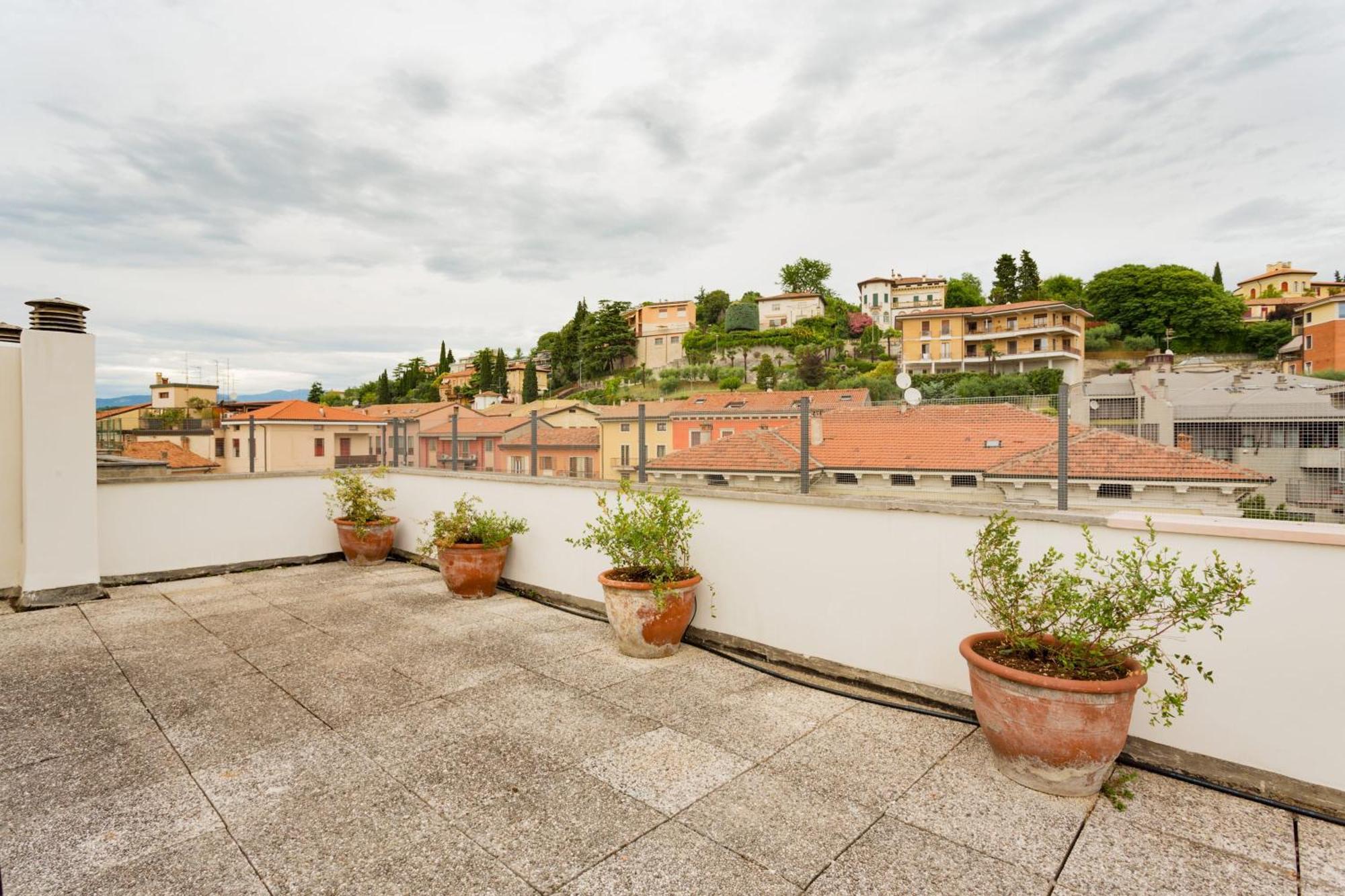 Апартаменты Amazing Flat With Big Terrace And Private Car Park Верона Экстерьер фото